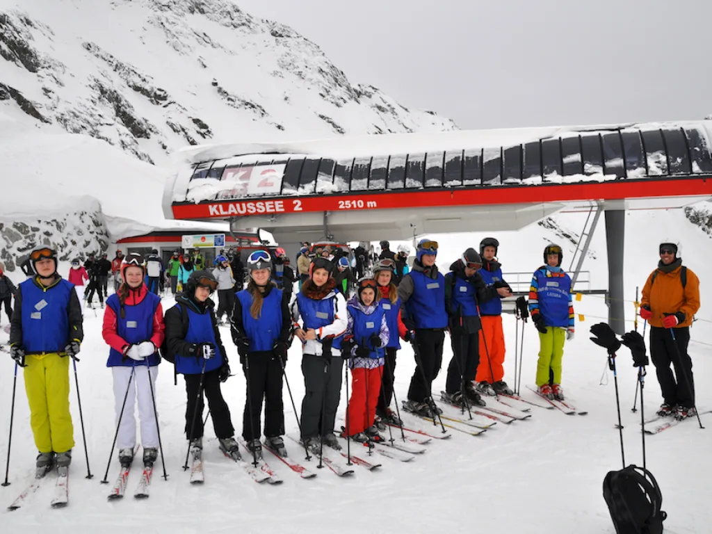 Skigruppe wartet an der Talstation Klaussee.